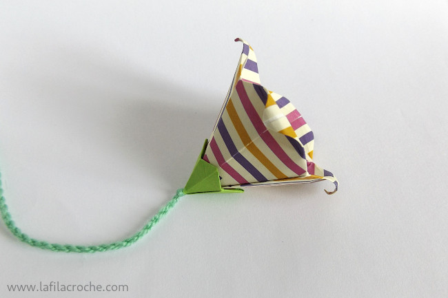 Une cordelière utilisée comme tige pour la fleur en origami