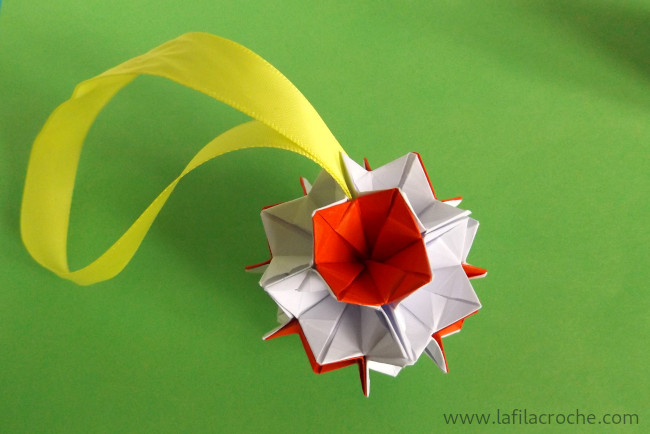 Insertion d’un ruban pour suspendre le kusudama