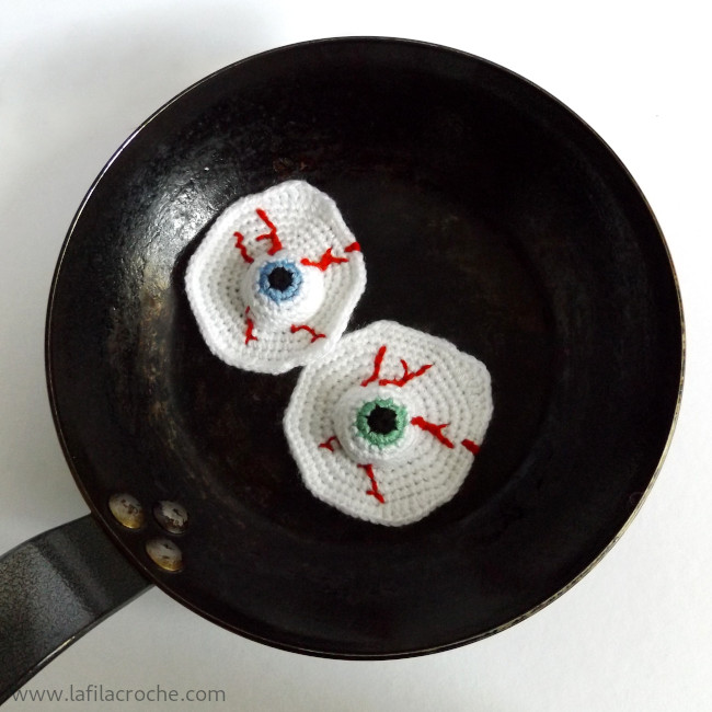 Deux yeux au plat au crochet dans une poêle