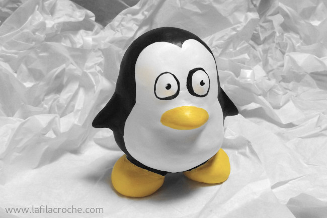 Figurine Tux modelée en pâte autodurcissante