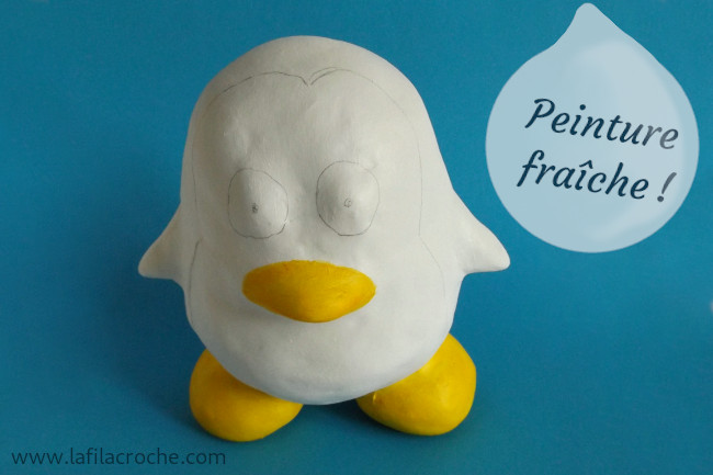 Figurine Tux en cours de peinture
