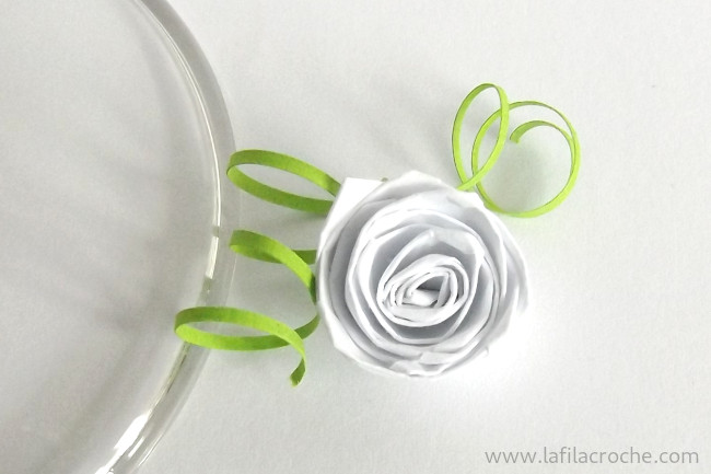 Fleur blanche en papier roulé et tortillon de papier vert