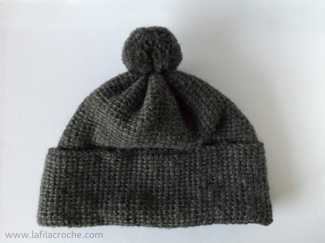 Bonnet au crochet tunisien présenté à plat