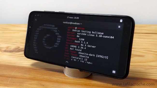 Le PinePhone avec Mobian et la commande screenfetch dans le terminal