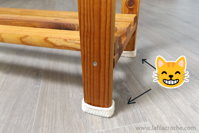 Les pieds de mon étagère équipés du chaussons
