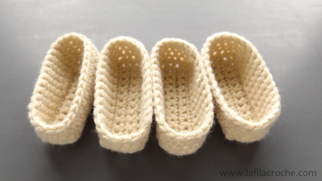 Quatre chaussons au crochet pour pieds de meuble