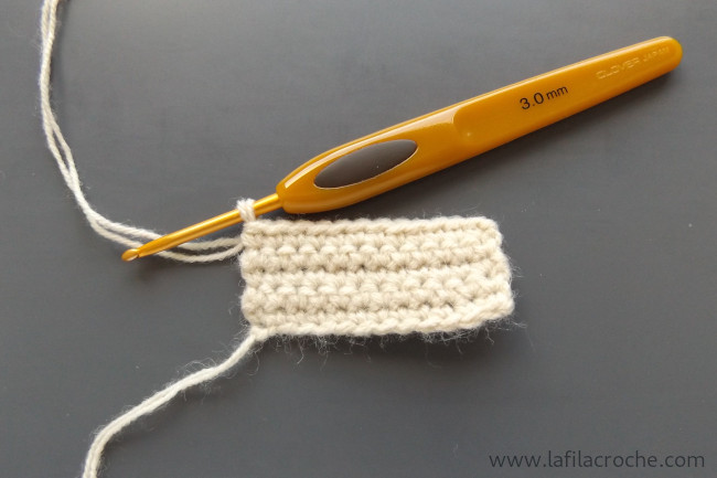Rectangle crocheté en mailles serrées à la dimension du pied de l’étagère