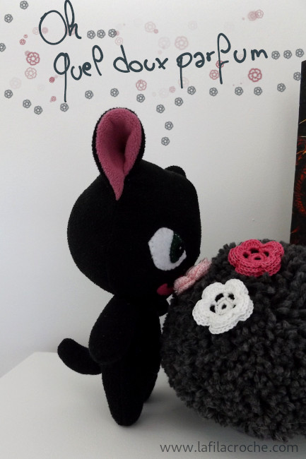 Chat en peluche vu de profil