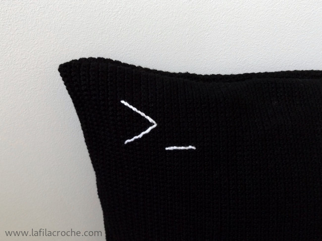 Gros plan sur la broderie du coussin