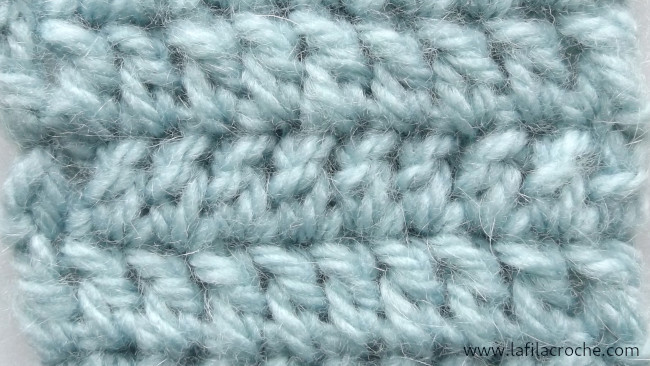 Des brides crochetées de droite à gauche puis de gauche à droite