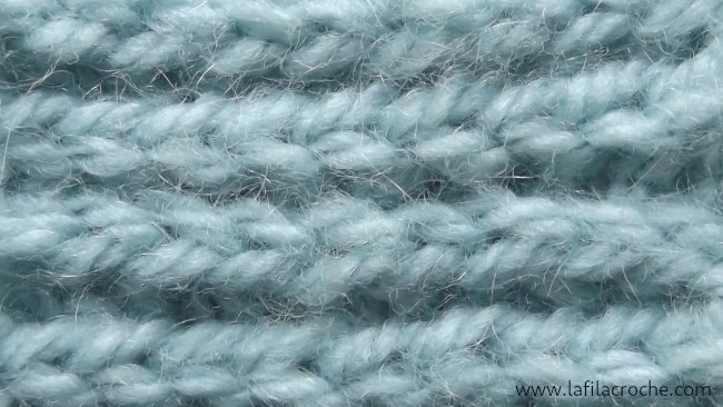 Des demi-brides piquées dans le troisième brin, crochetées de droite à gauche puis de gauche à droite