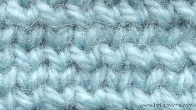 Des mailles serrées imitant le jersey crochetées des deux mains
