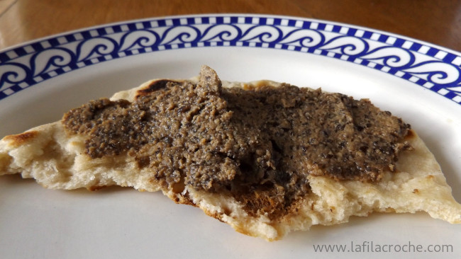 Une tartine de pain avec du pâté de champignons