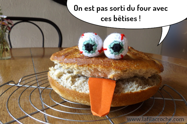 Un pain au levain qui a formé une grande bouche en cuisant