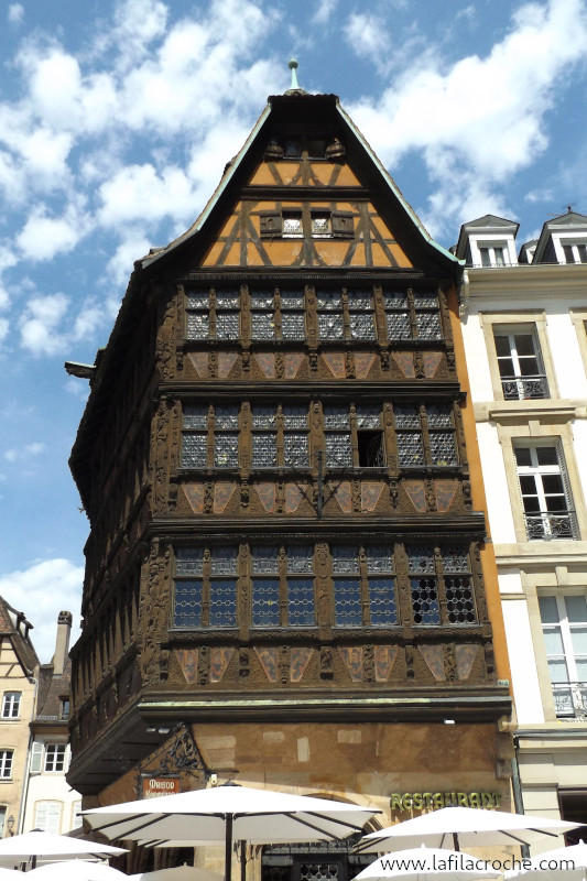 Une maison qui ressemble à un navire ancien, à Strasbourg