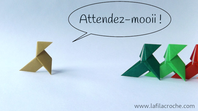 La fin d’une file de cocottes en papier et une autre cocotte un peu plus loin qui dit « Attendez-mooii ! »