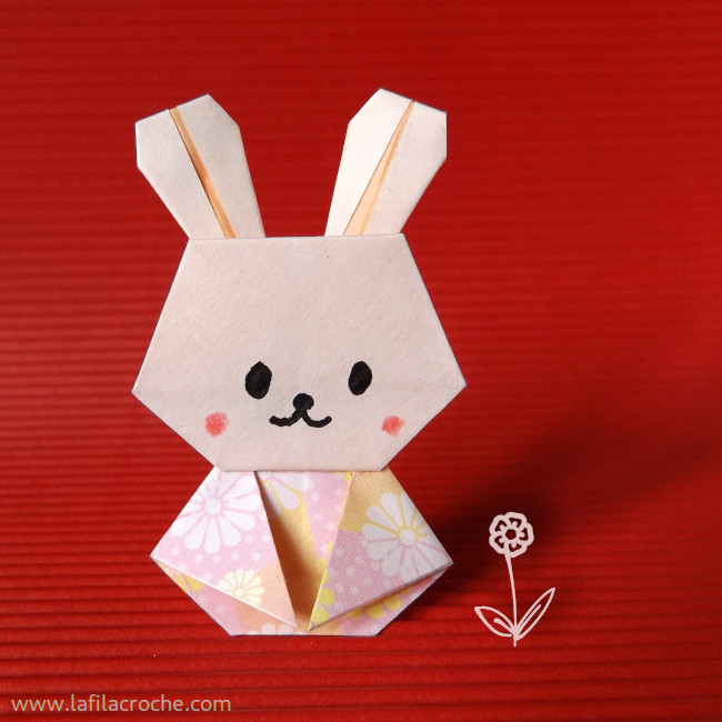 Lapin origami sur fond rouge, modèle de Tatsukuri
