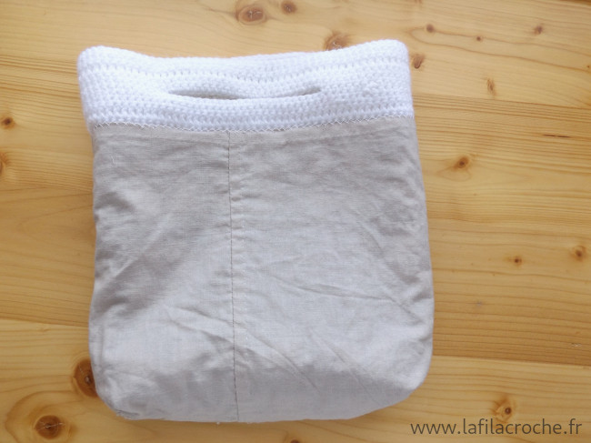 Le sac au crochet retourné pour pouvoir admirer sa doublure en tissu