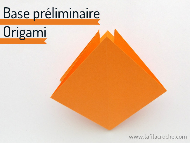 Une base préliminaire pliée avec du papier orange