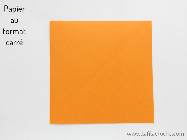 un carré de papier orange