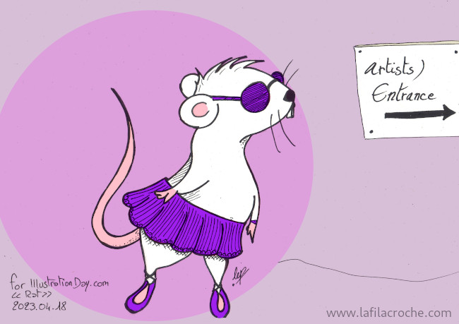 Un rat qui porte un tutu et des lunettes violettes, devant un panneau « Entrée des artistes »