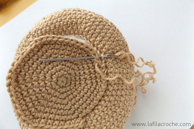 Le fond du pique-épingles chapeau en cours de couture, pour enfermer le rembourrage à l’intérieur.