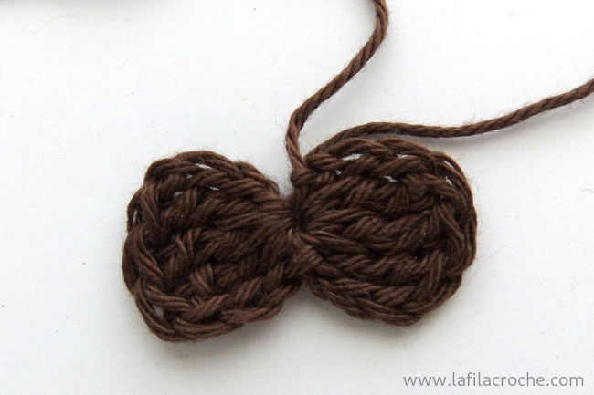 Le nœud du ruban est crocheté.