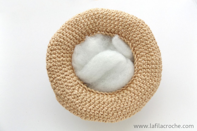 Le chapeau au crochet est posé à l’envers pour montrer le rembourrage de l’intérieur avec de la ouate.