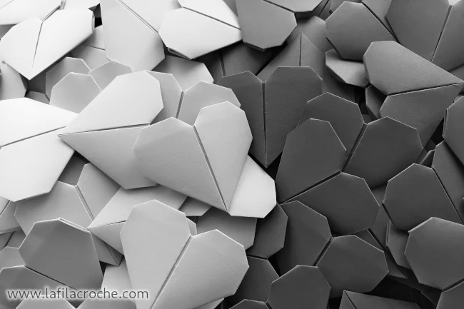 Un gros tas de cœurs en origami