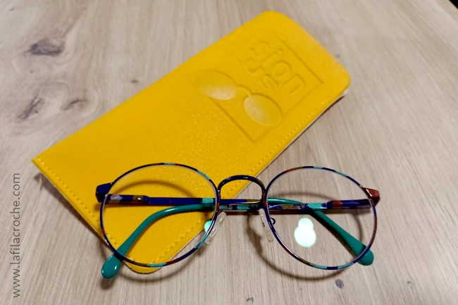 Une paire de lunettes du milieu des années 1990 avec leur étui