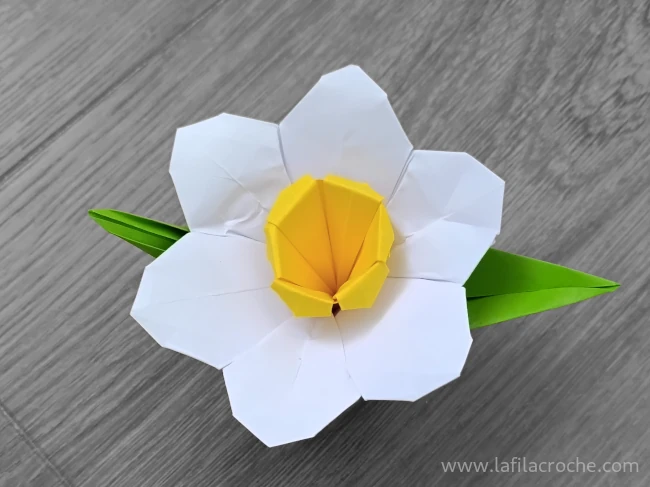 Un narcisse en origami, design d’Assia Brill