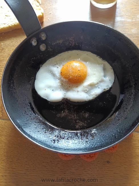 Un œuf au plat dans une poêle