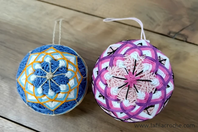 Deux balles temari avec des motifs dits de double chrysanthème