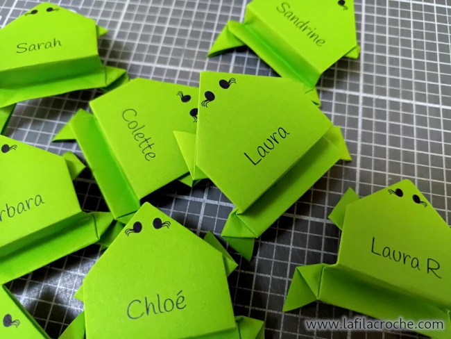 Des grenouilles en origami traditionnel
