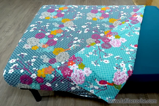 Une housse de couette avec un motif de fleurs et d’oiseaux d’inspiration japonaise