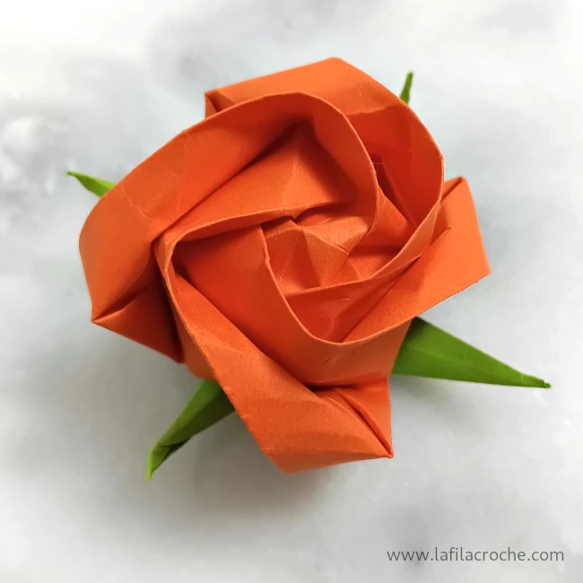 Une jolie rose en papier plié