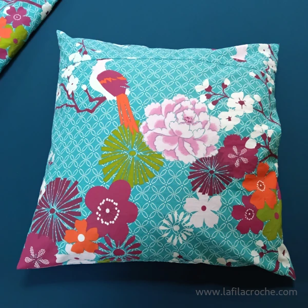 Une taie d’oreiller cousue dans le tissu bleu clair