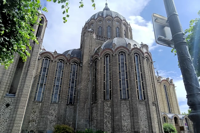 Vue d’un côté de la Basilique Sainte Clothilde à Reims