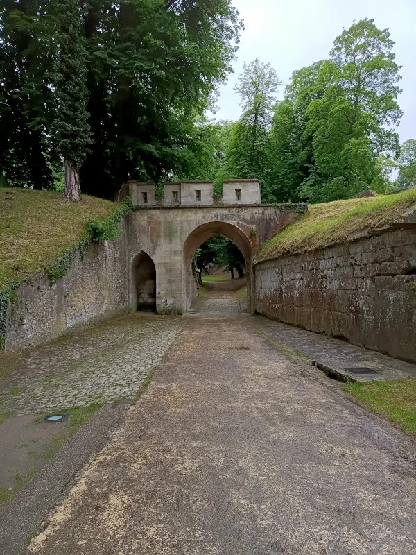 Sur le chemin d’accès au château de Pierrefonds