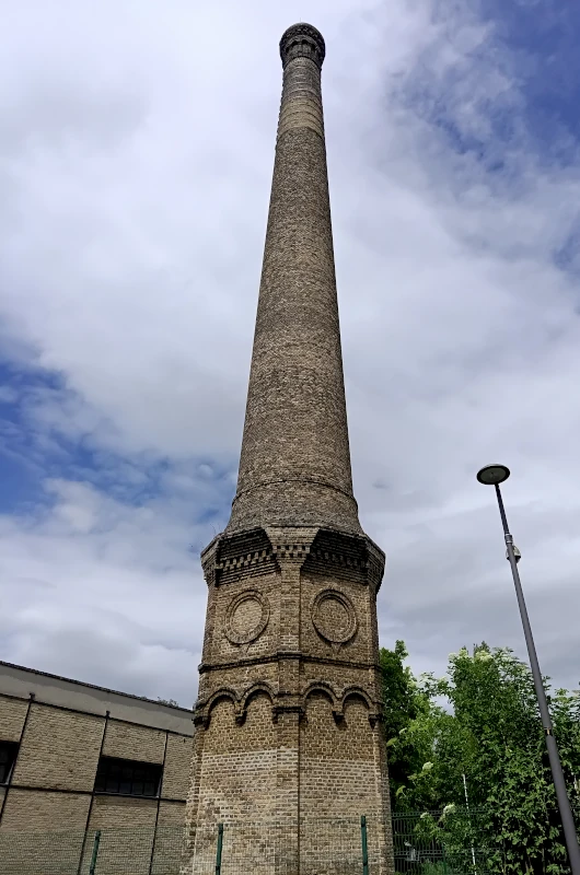 Une ancienne cheminée d’usine des teintureries Machuel et Néouze à Reims