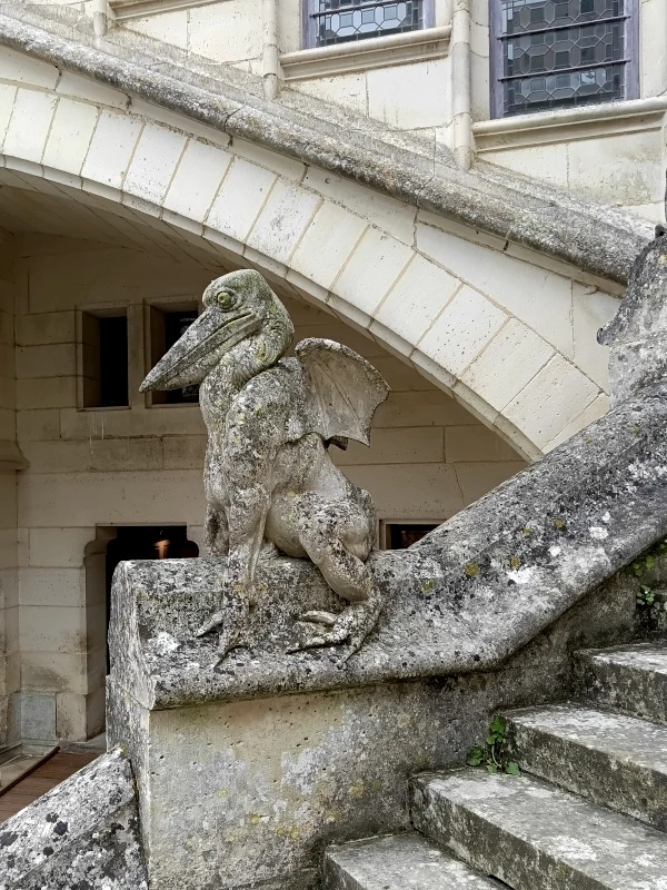 une chimère postée sur la rampe de l’escalier du château de Pierrefonds