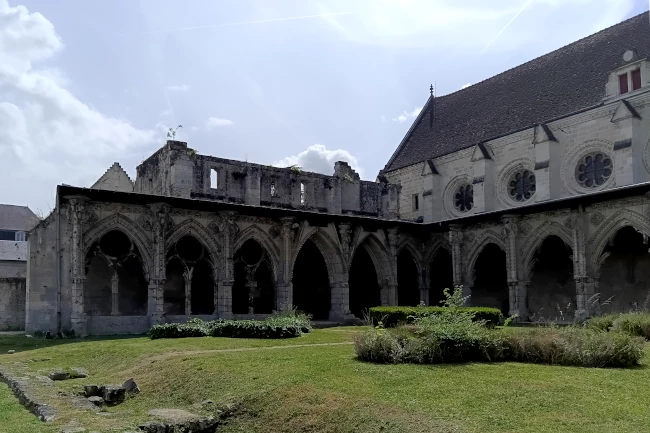 Vue sur les galléries du cloître de l’Abbaye Saint-Jean-des-Vignes de Soissons