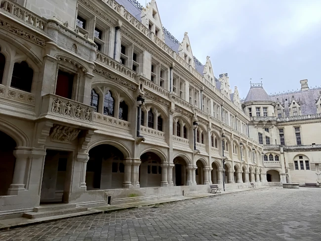 La cour d’honneur du château de Pierrefond, vue sur la galerie ouverte