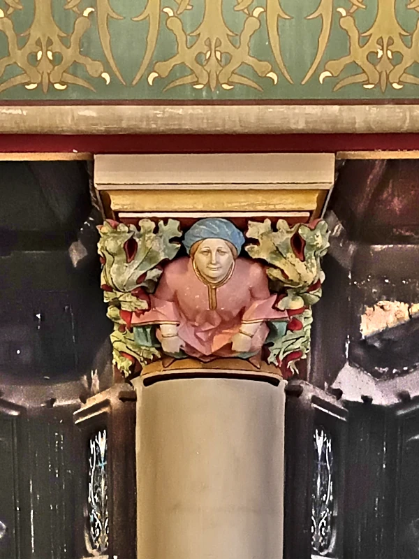 Un personnage féminin sculpté sur le pilier central de la cheminée de la salle des Preuses au château de Pierrefonds