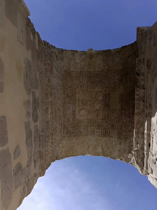 gravures sous une arche de la porte de Mars à Reims