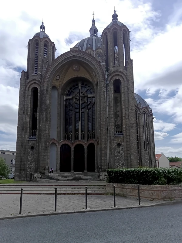 La façade de la Basilique Sainte Clothilde à Reims