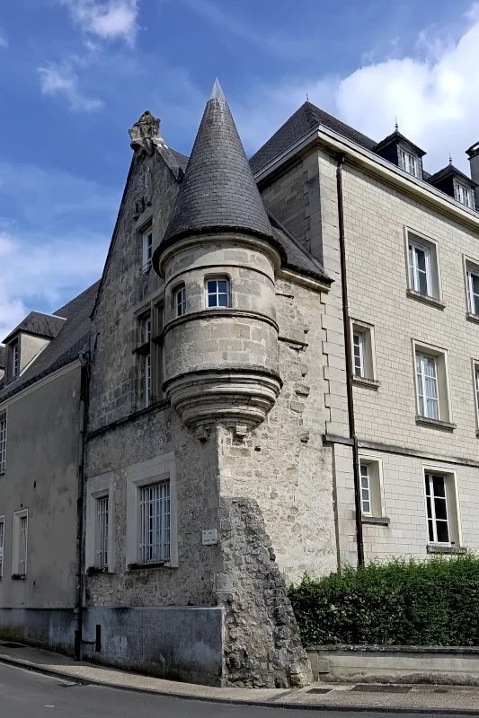 Une jolie petite tourelle sur l’angle d’une maison dans la ville de Laon