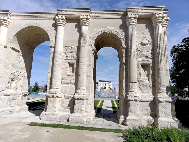 L’autre côté de la porte de Mars à Reims