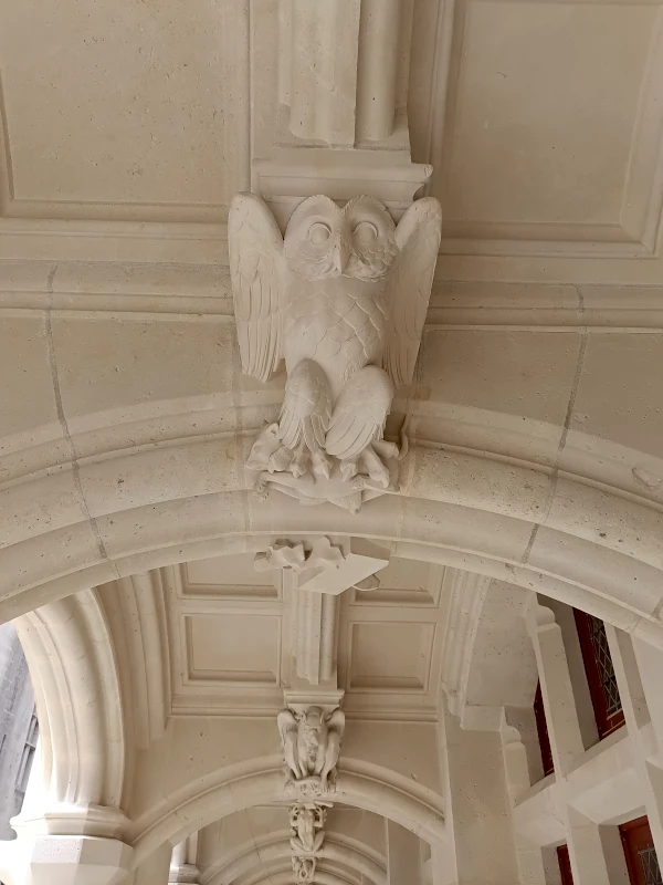 Vue sur la « ligne » de sculptures au plafond de la galerie ouverte du château de Pierrefonds, plus particulièrement sur une chouette, à moins que ça ne soit un hibou