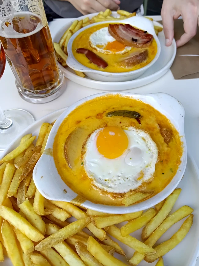 Deux plats de welsh prêts à déguster